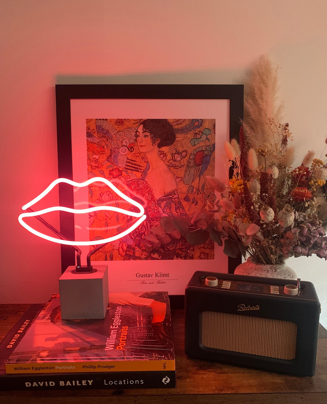Neon 'Lips' Sign