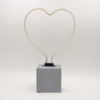 "Heart" en néon avec base en béton