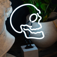 'Skull' en néon en verre avec base en béton (crâne)