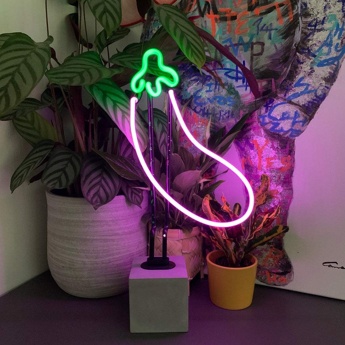 "Aubergine" en néon avec base en béton