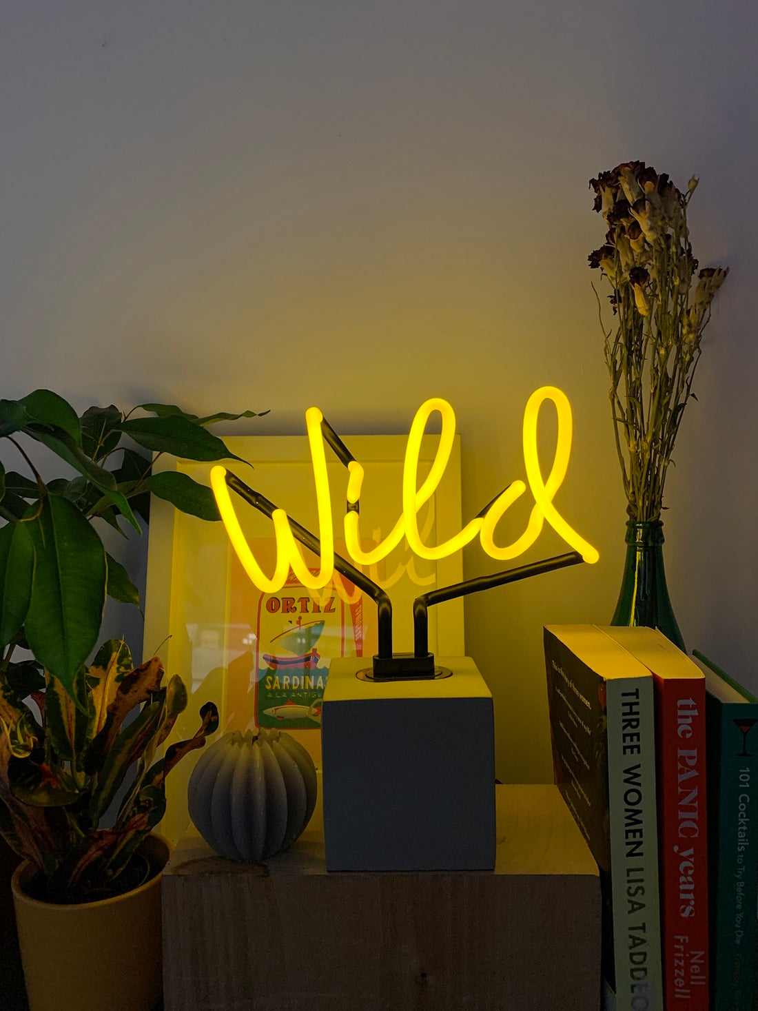 'Wild' en néon en verre avec base en béton (sauvage)