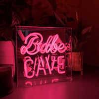 Babe Cave Glas-Neonschild