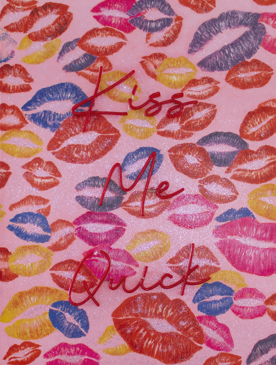 Opera d'arte da parete 'Kiss Me Quick' con neon a LED - STANDARD
