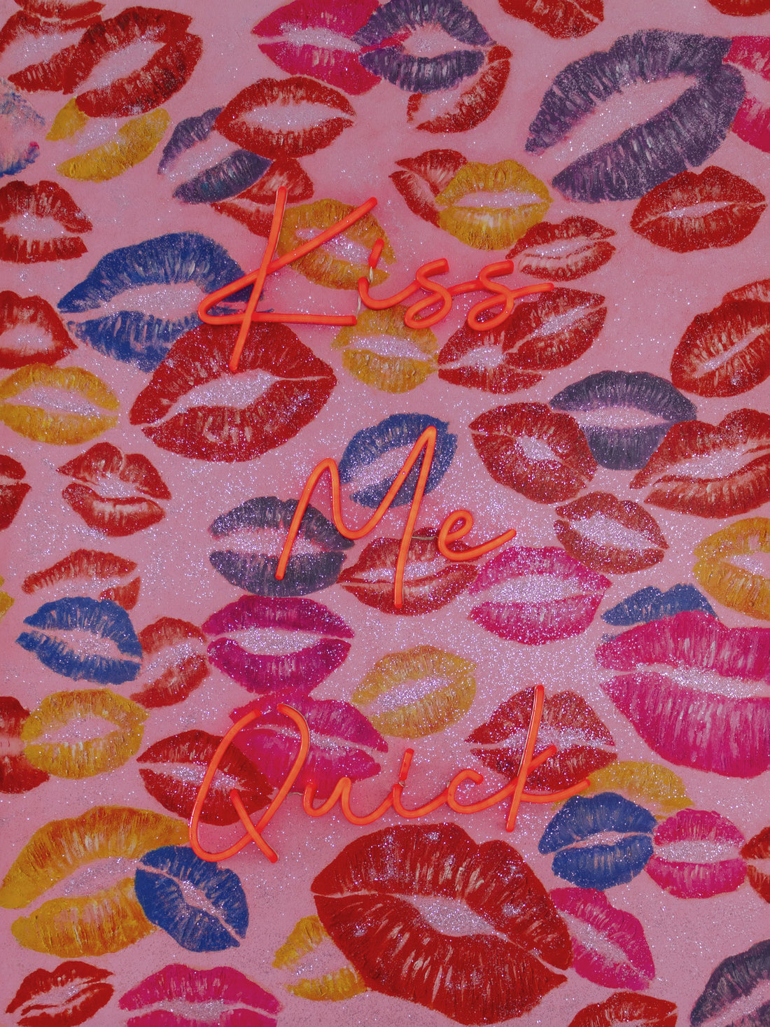 Opera d'arte da parete 'Kiss Me Quick' con neon a LED - STANDARD