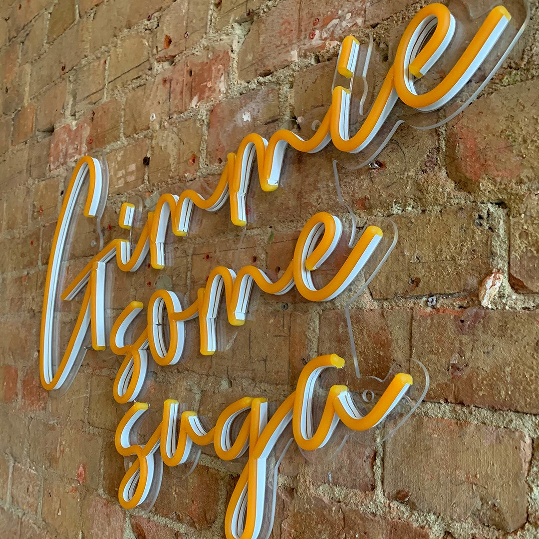 Cartello da parete a LED al neon arancione 'Gimme Some Suga'