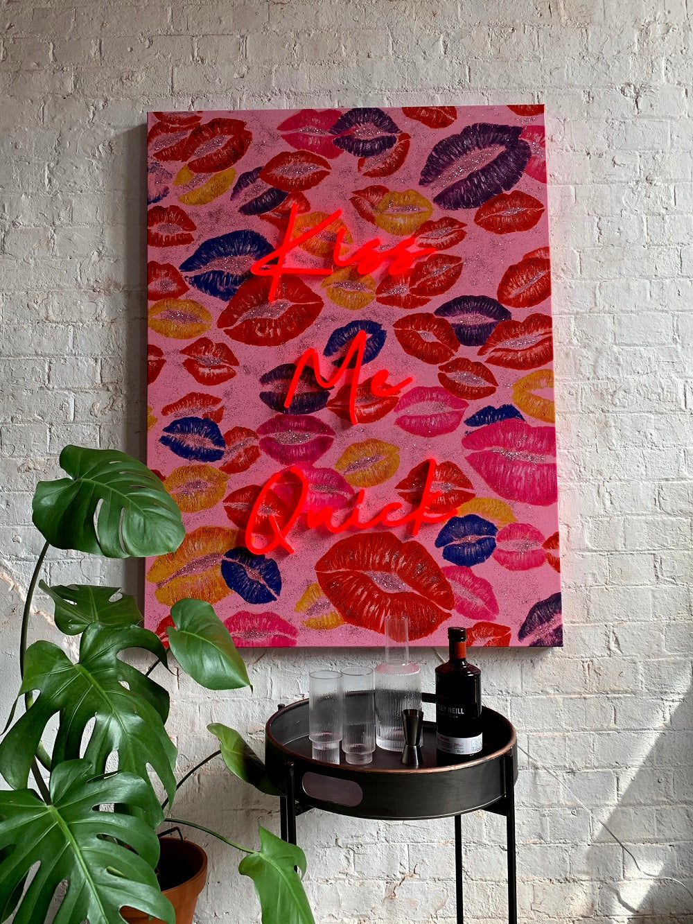 Opera d'arte da parete 'Kiss Me Quick' con neon a LED - STANDARD