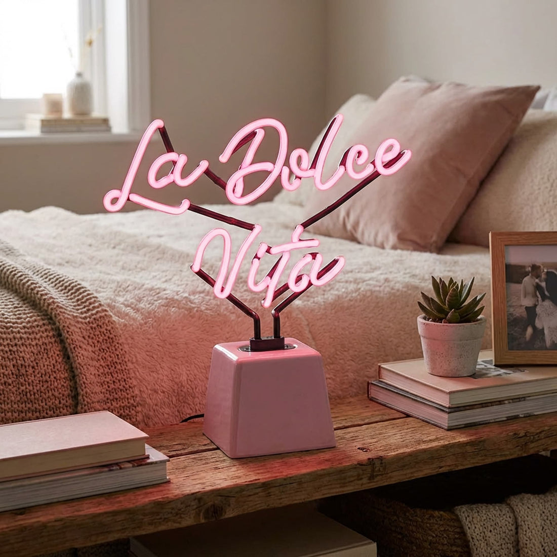 La Dolce Vita Pink: Ceramic Base Glass Neon