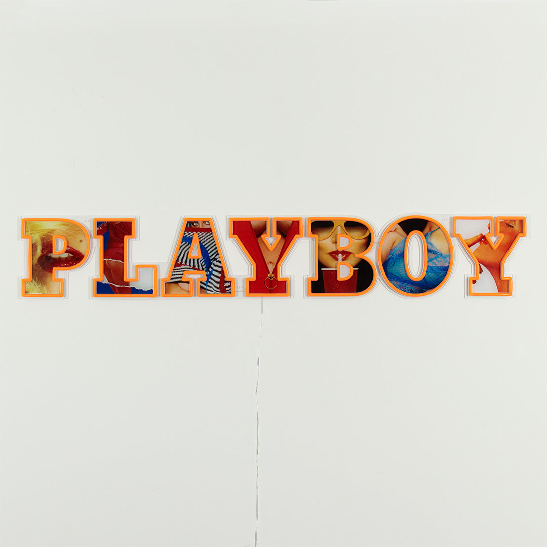 Playboy X Locomocean - Playboy Wordmark Naranja LED Neón Montable en Pared (Pre-Orden)