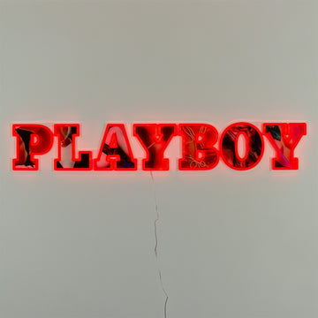 Playboy X Locomocean - Playboy Wordmark Neón Rojo LED Montable en Pared (Pre-Orden)