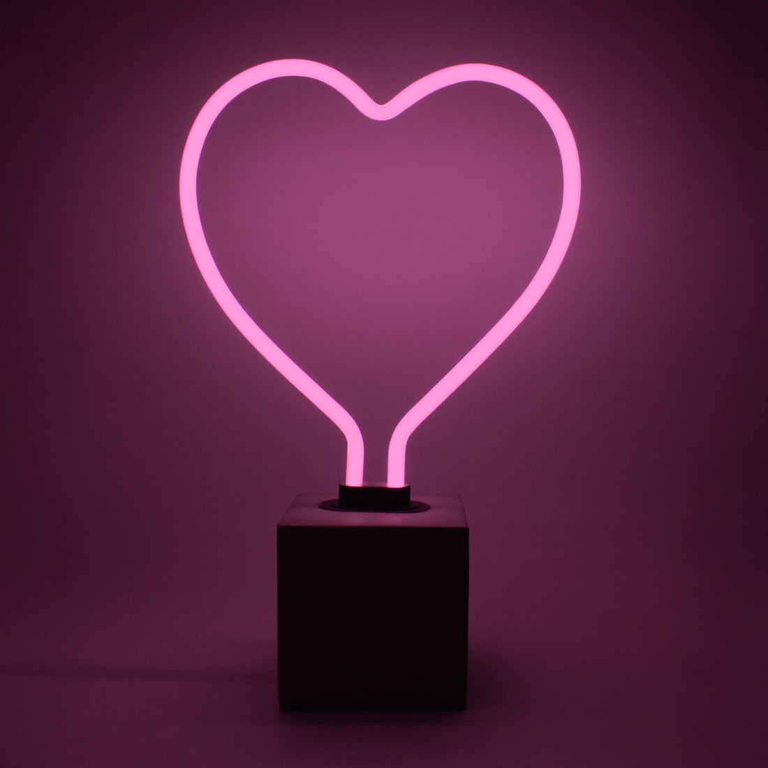 "Heart" en néon avec base en béton  