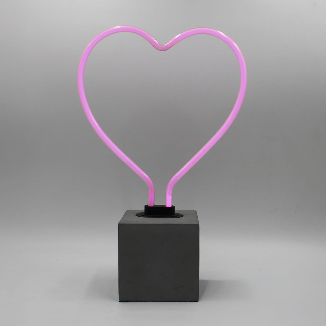 "Heart" en néon avec base en béton  