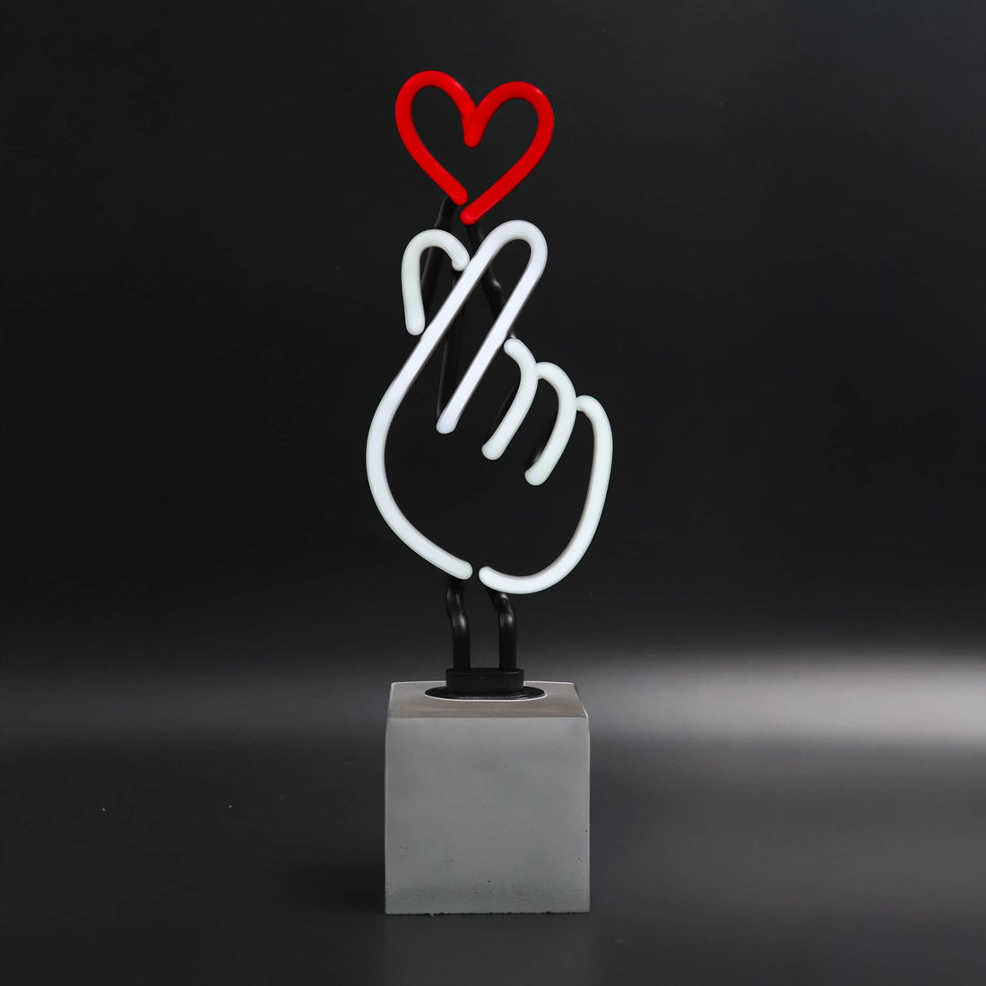 "Finger Heart" en néon avec base en béton  