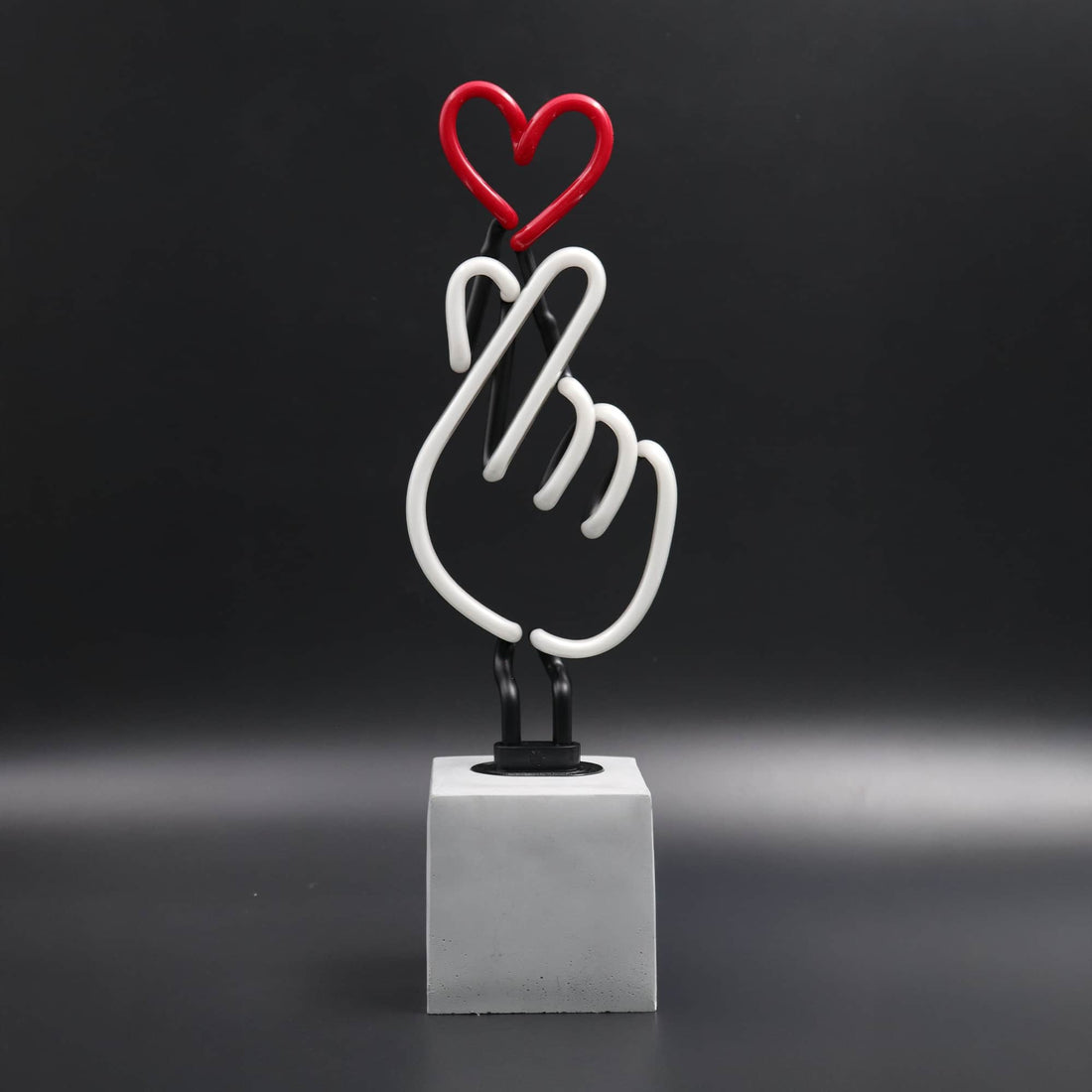 "Finger Heart" en néon avec base en béton  