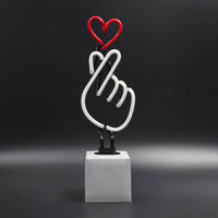 "Finger Heart" en néon avec base en béton  