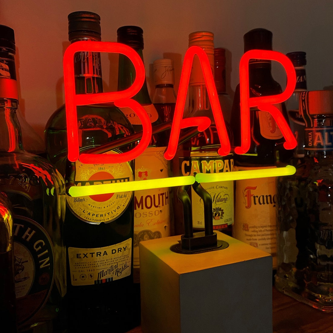 "Bar" en néon avec base en béton  