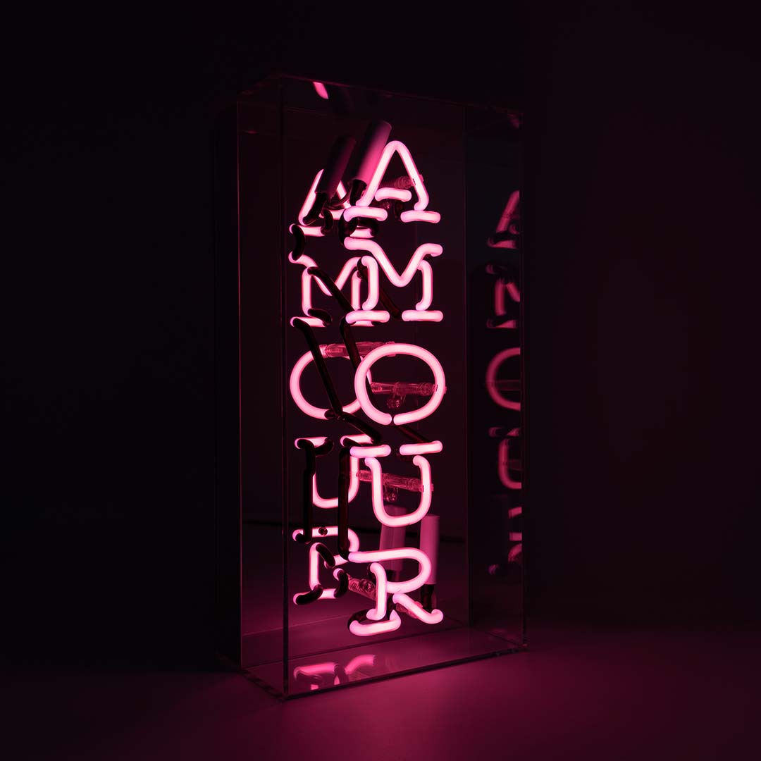 Amour" Glas-Neonschild - Demnächst erhältlich