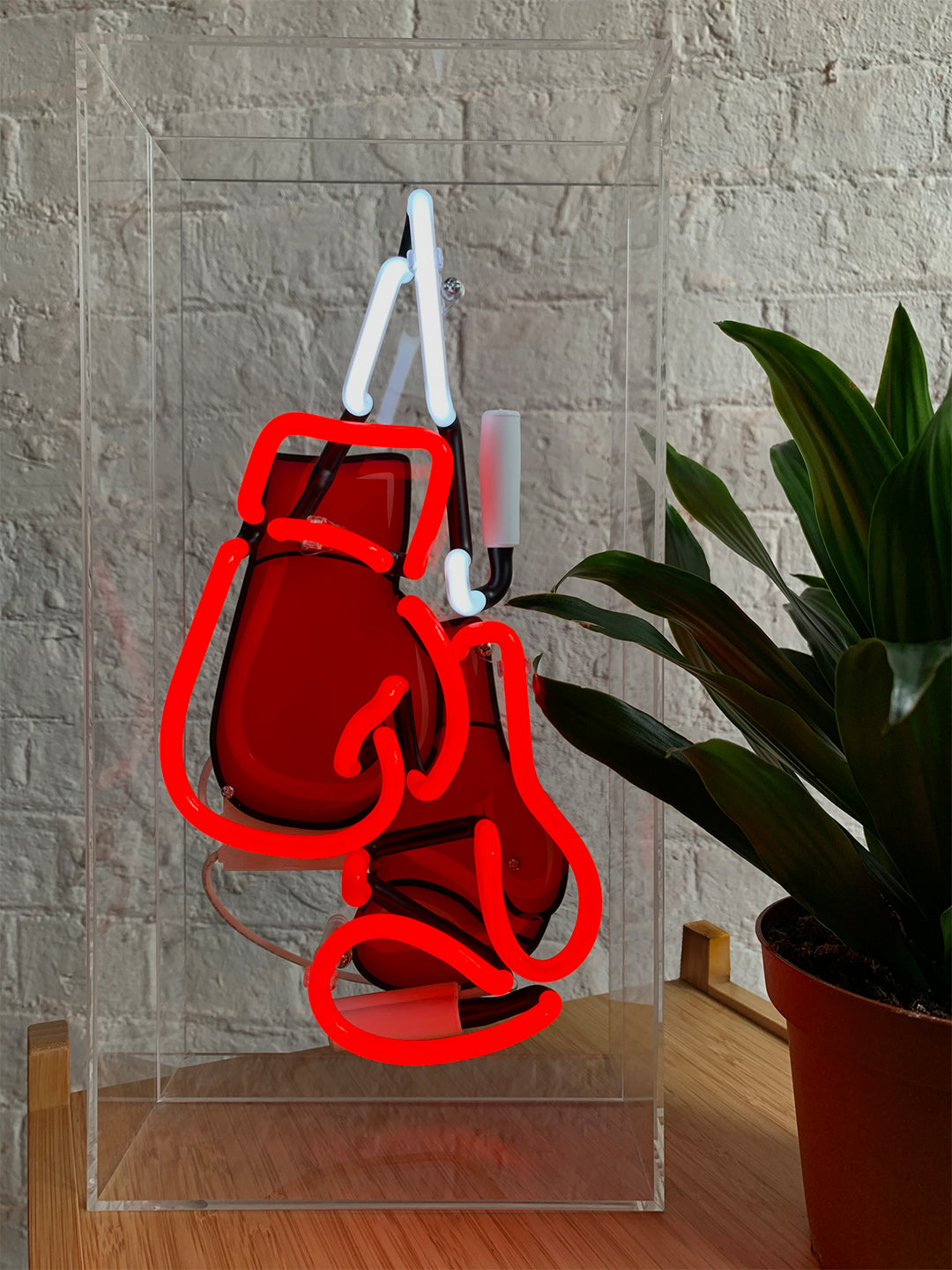 Enseigne en verre à néon  'Gants de boxe'.