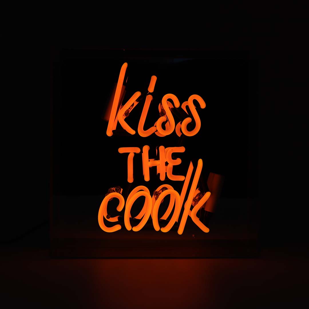 Enseigne néon en verre "Kiss the Cook" (Embrassez le cuisinier) Orange