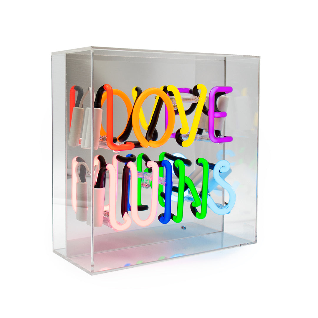 Neonglasschild 'Liebe gewinnt'