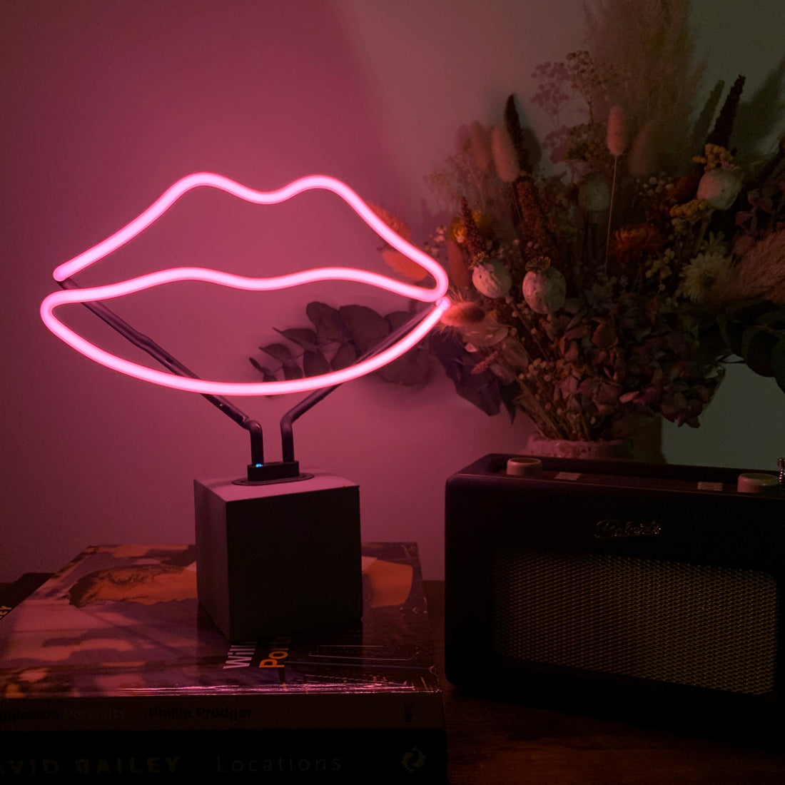 "Lips" en néon avec base en béton 