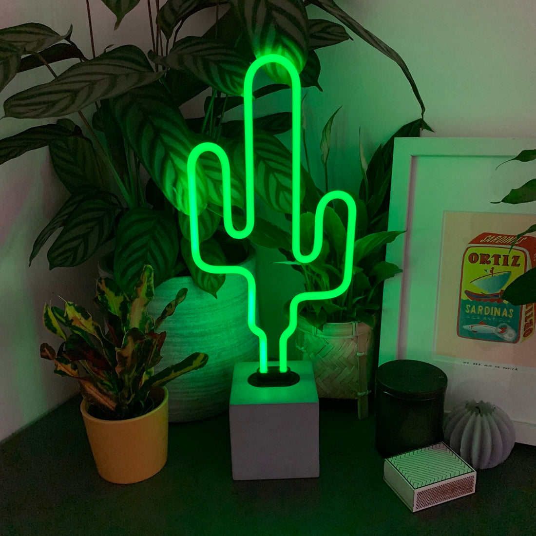 "Cactus" en néon avec base en béton  