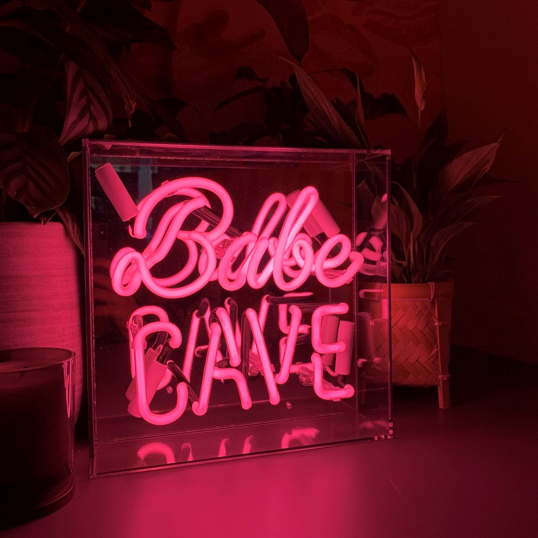 Enseigne en verre au néon "Babe Cave".