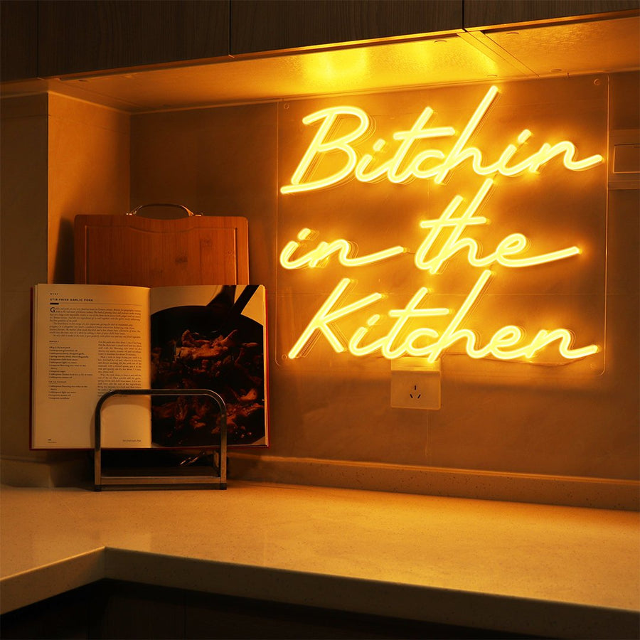 Cartel de neón naranja con LED montado en la pared "Bitchin in the Kitchen
