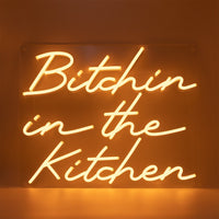 Cartel de neón naranja con LED montado en la pared "Bitchin in the Kitchen