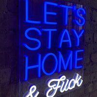 Neon blu a LED montabile a parete 'Rimaniamo a casa e scopiamo'.