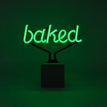 "Baked" en néon avec base en béton  