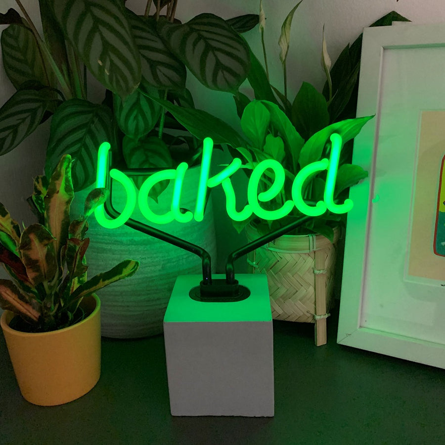 "Baked" en néon avec base en béton  