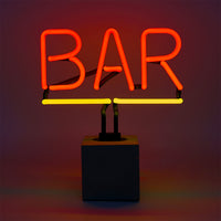 "Bar" en néon avec base en béton  