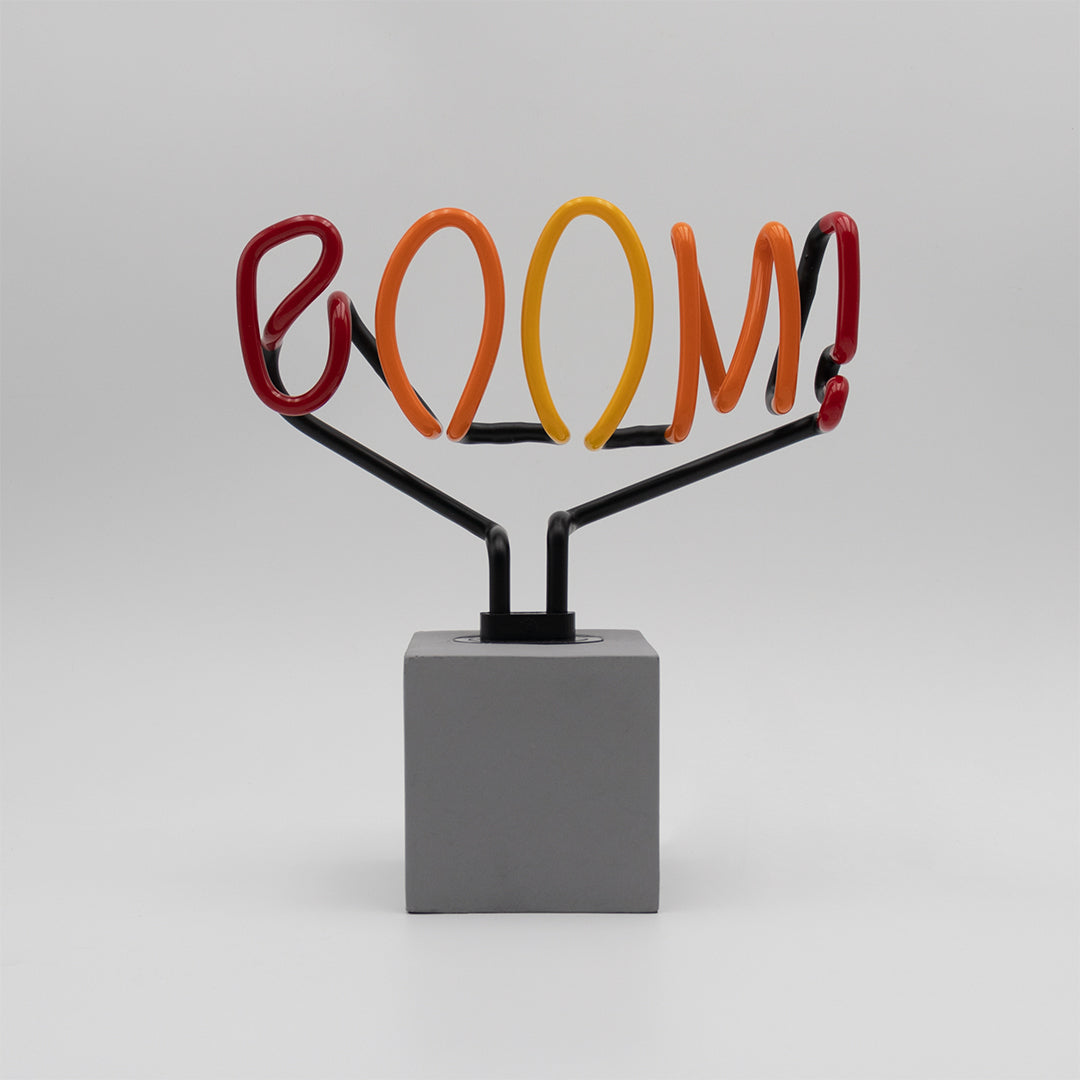 "Boom" en néon avec base en béton  