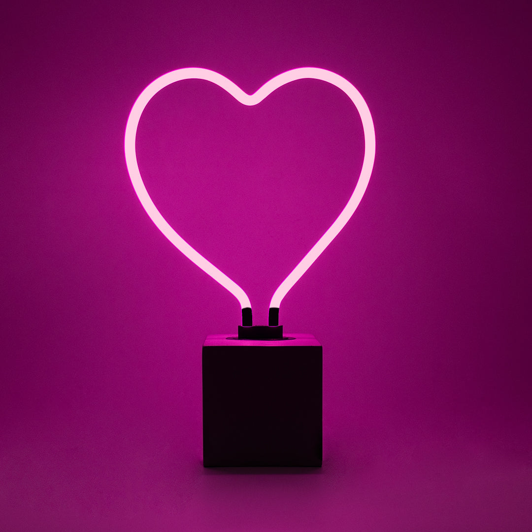 "Heart" en néon avec base en béton  