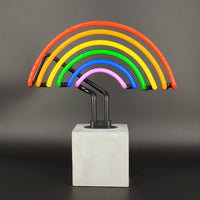 'Rainbow' en n﻿éon en verre avec base en béton