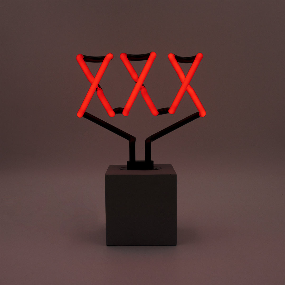 'XXX' en n﻿éon en verre avec base en béton