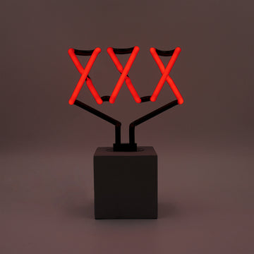 'XXX' en n﻿éon en verre avec base en béton