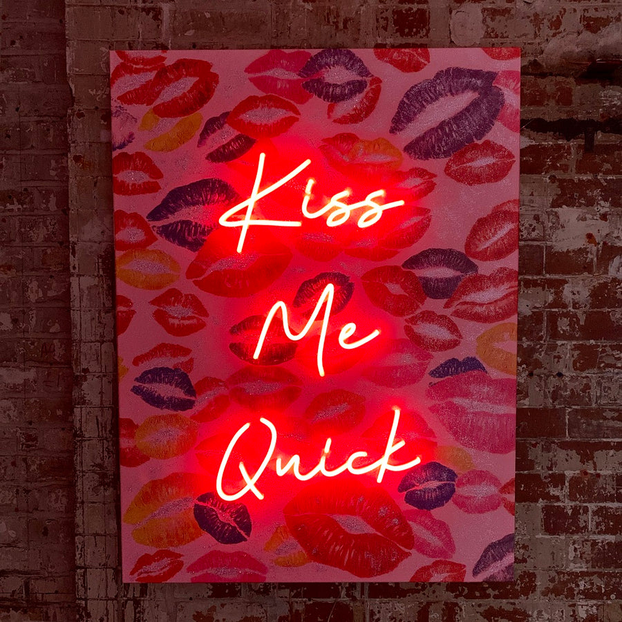 Opera d'arte da parete 'Kiss Me Quick' con neon a LED - STANDARD