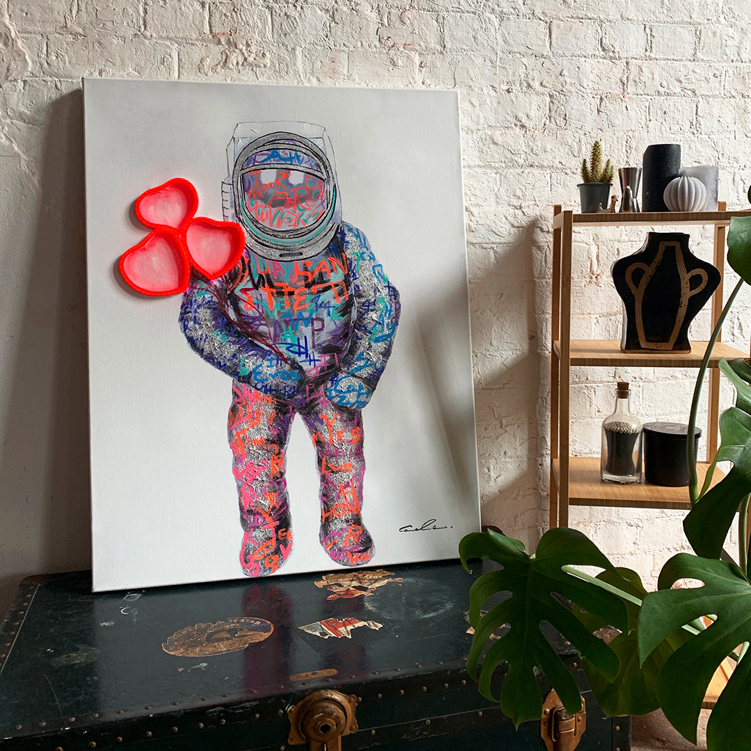 Obra de arte mural 'Spaceman Hearts' con LED de neón - PEQUEÑO