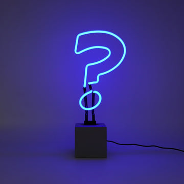Segno al neon "punto interrogativo